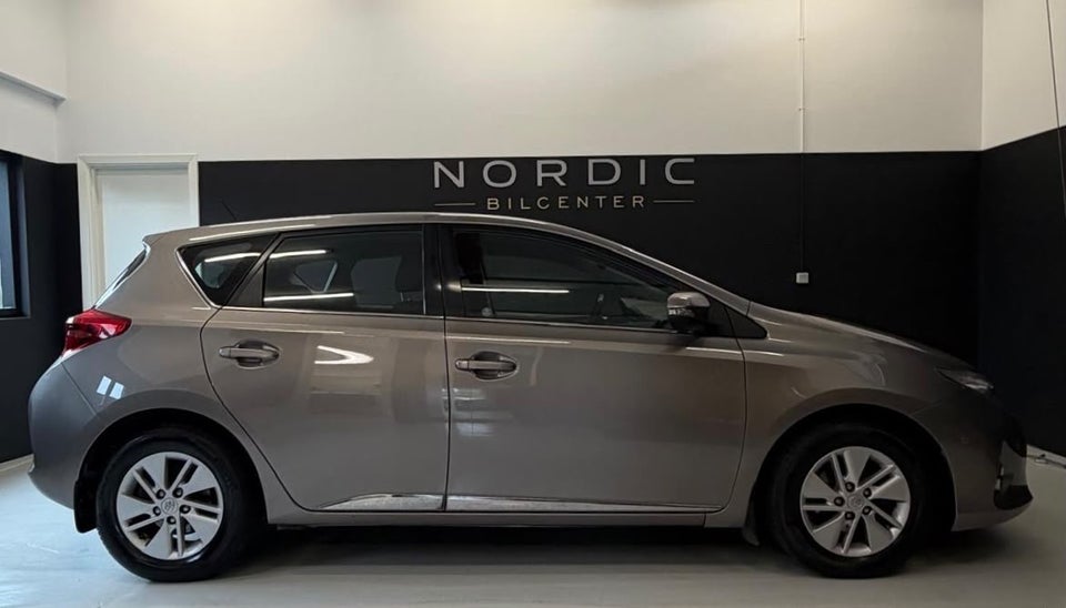 Toyota Auris 1,8 Hybrid H2+ CVT 5d