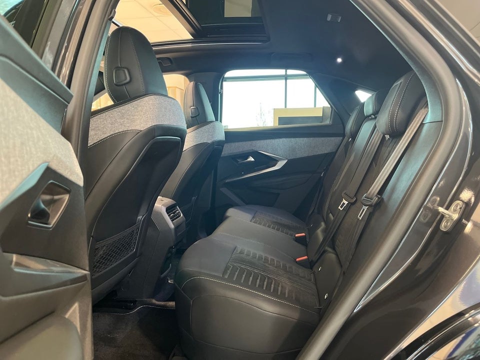 Peugeot e-3008 77 GT Pack 5d