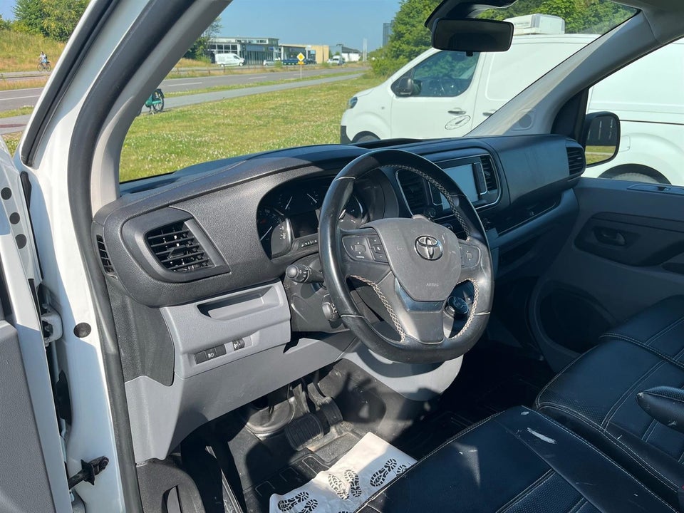 Toyota ProAce 2,0 D 122 Medium Comfort Master aut. 5d