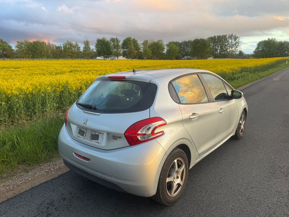 Peugeot 208 1,6 e-HDi 92 Allure 5d
