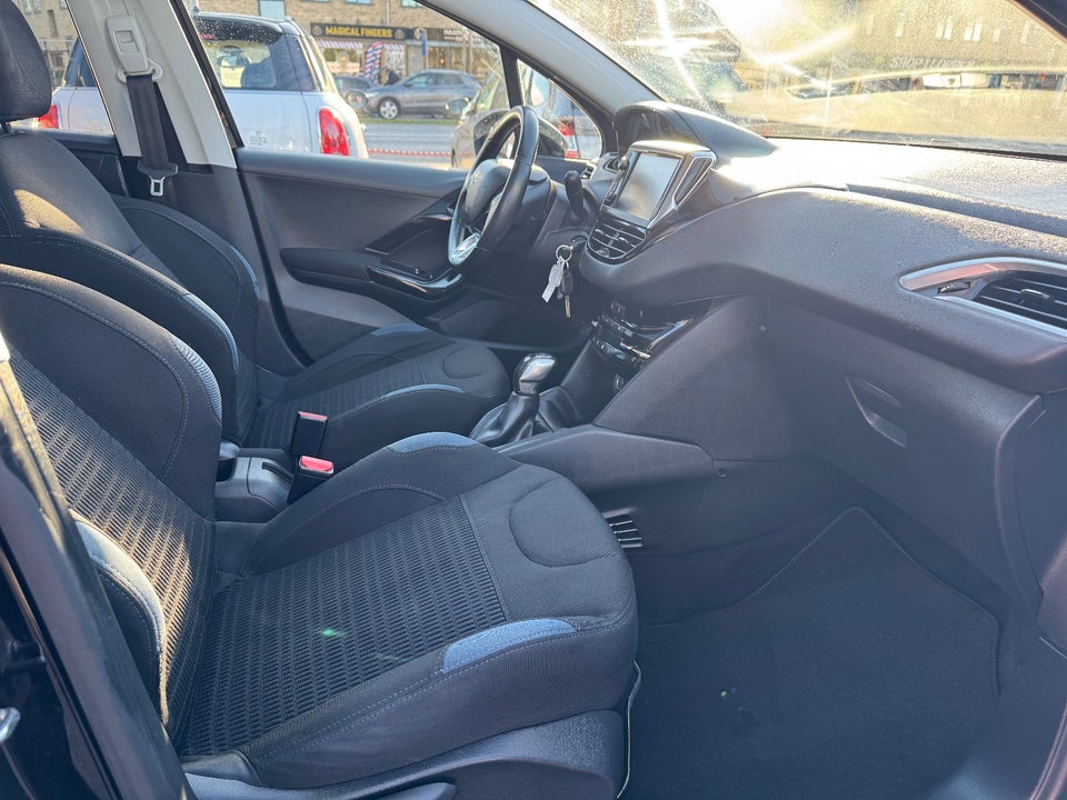 Peugeot 208 1,2 VTi Allure Sky 5d