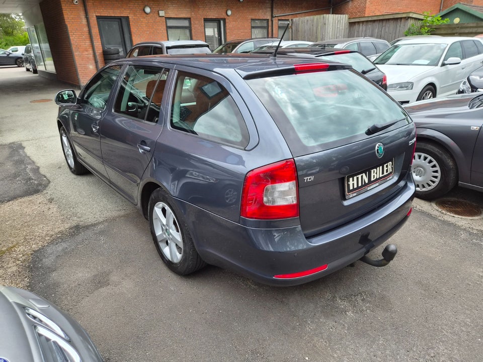 Skoda Octavia 1,6 TDi 105 Ambiente Combi 5d
