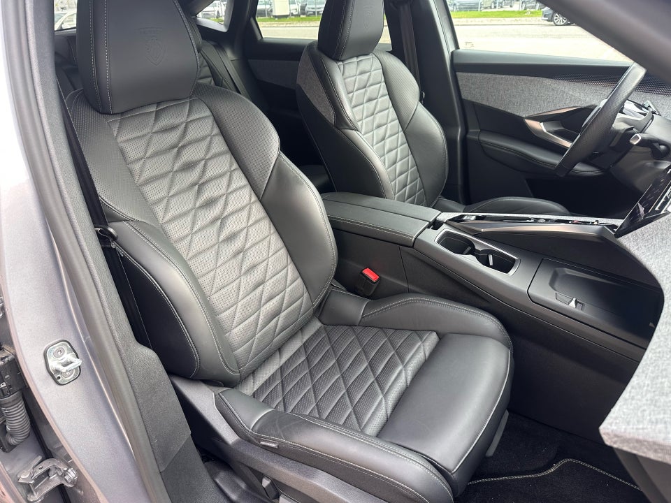 Peugeot e-3008 77 GT Pack 5d