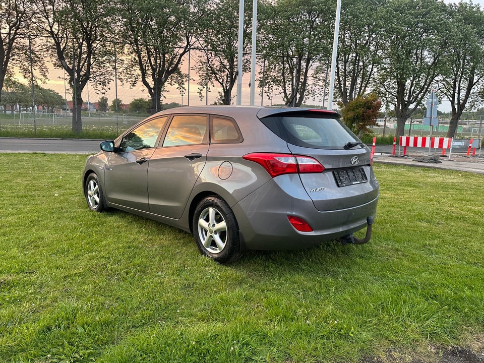 Hyundai i30 1,6 CRDi 110 Comfort CW Eco 5d