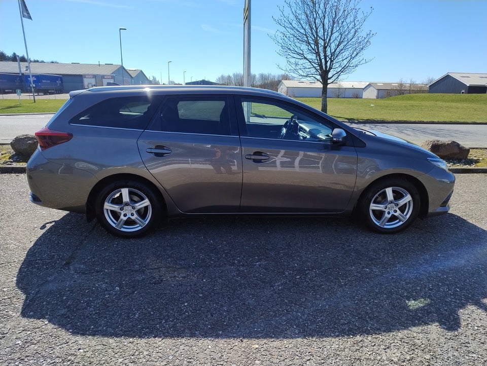 Toyota Auris 1,6 D-4D T2 Comfort Touring Sports 5d