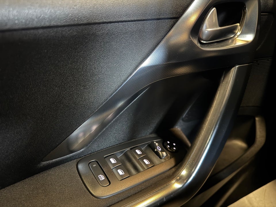 Peugeot 2008 1,6 BlueHDi 100 Allure Sky 5d