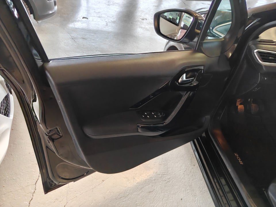 Peugeot 208 1,2 PureTech 82 Allure Sky 5d
