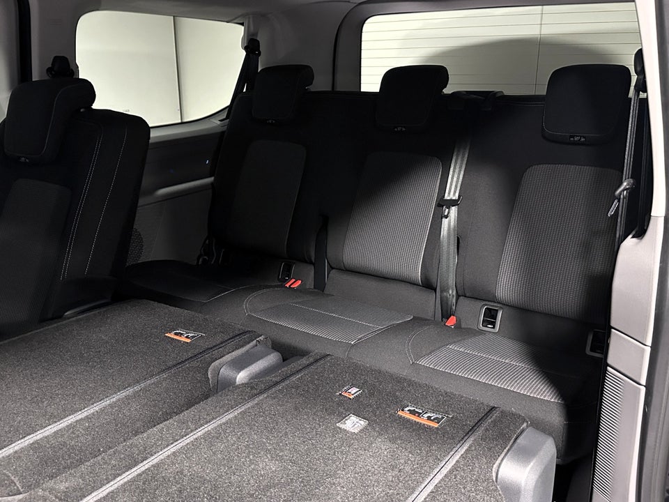 VW e-Caravelle 64 Style SWB