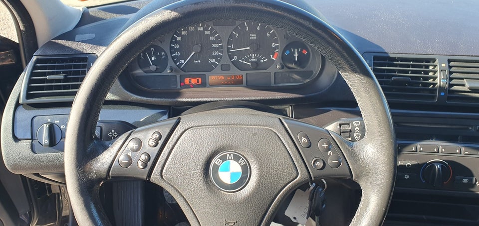 BMW 320i 2,2  4d