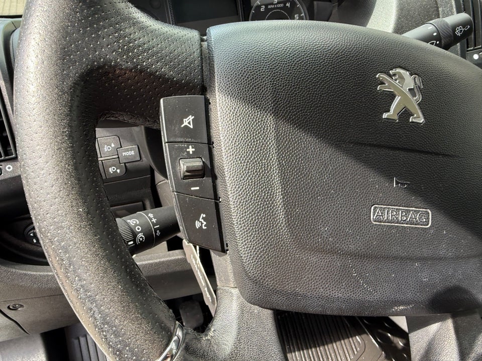 Peugeot Boxer 333 2,2 BlueHDi 140 L2H2 Premium