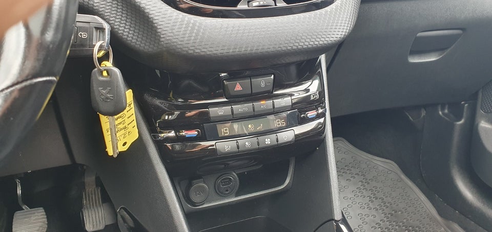 Peugeot 2008 1,2 e-THP 110 Allure Sky 5d