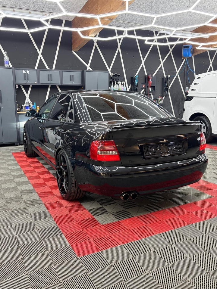 Audi A4 1,8 T quattro 4d