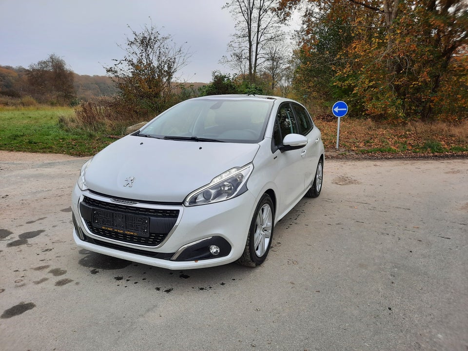 Peugeot 208 1,2 VTi 82 Signature Sky 5d