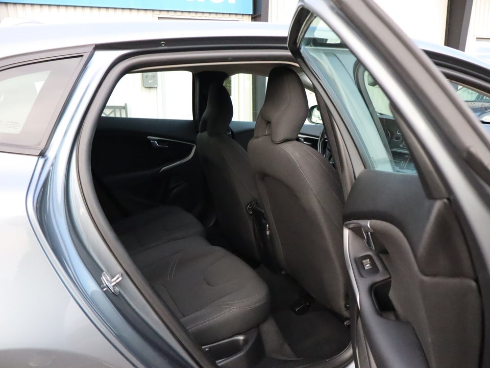 Volvo V40 2,0 D2 120 Momentum Eco 5d