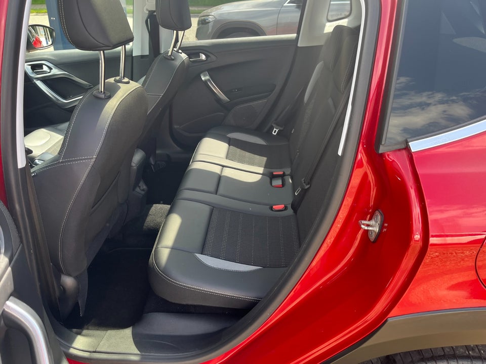 Peugeot 2008 1,6 BlueHDi 100 Allure Sky 5d