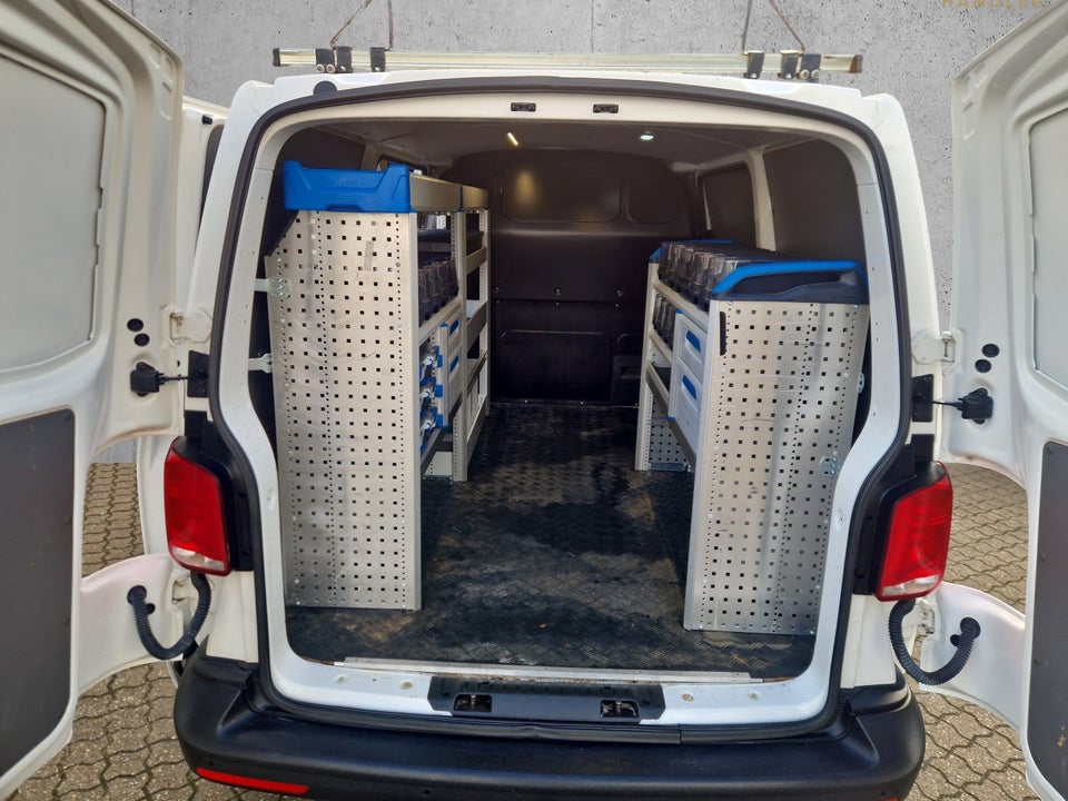 VW Transporter 2,0 TDi 110 Kassevogn kort