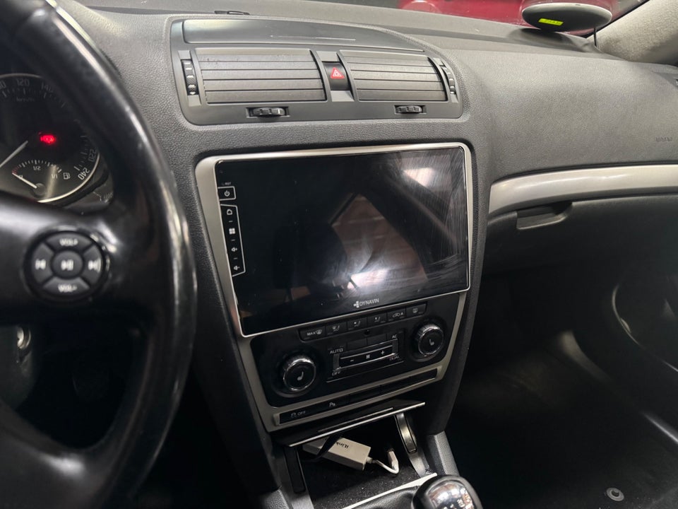Skoda Octavia 1,6 TDi 105 Elegance Combi 5d