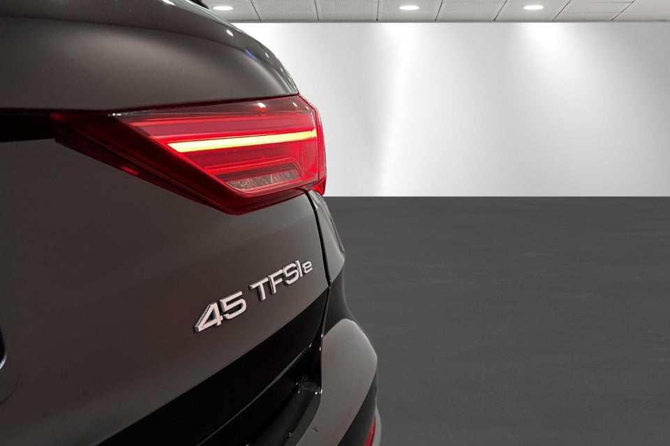 Audi Q3 45 TFSi e Attitude+ S-tr. 5d