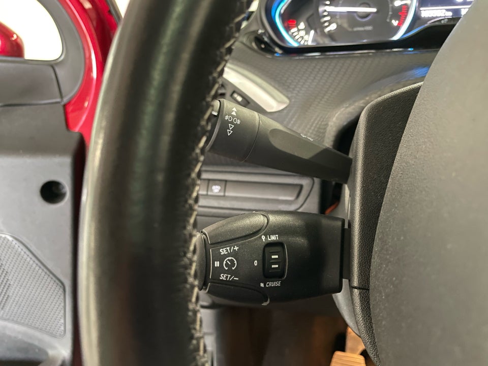 Peugeot 2008 1,2 e-THP 110 Selection Sky 5d