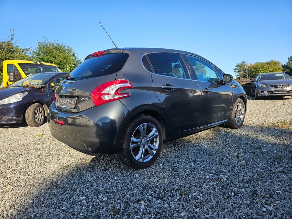 Peugeot 208 1,2 VTi Allure Sky 5d