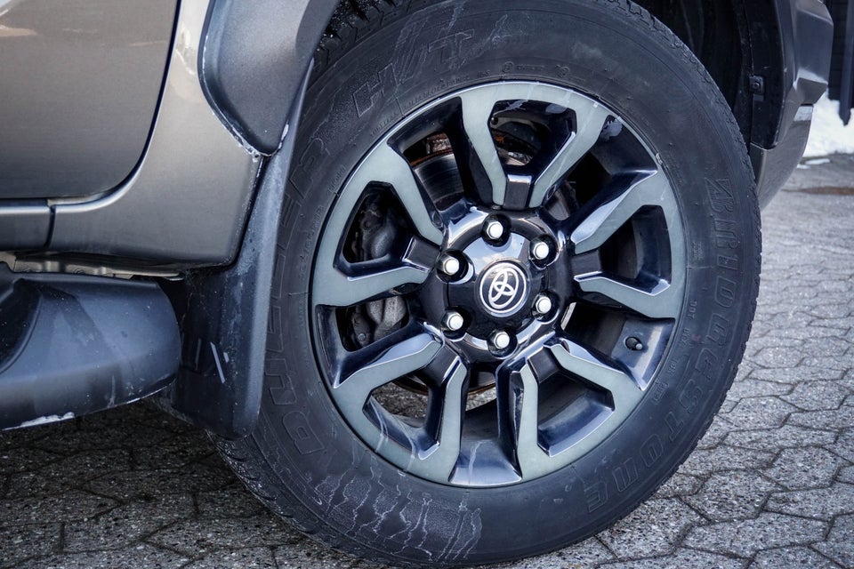 Toyota HiLux 2,8 D T4 Invincible Db.Kab aut. 4d