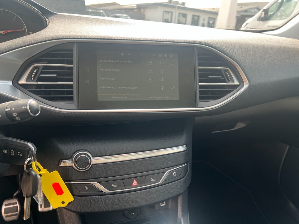 Peugeot 308 1,5 BlueHDi 130 Allure Sky 5d
