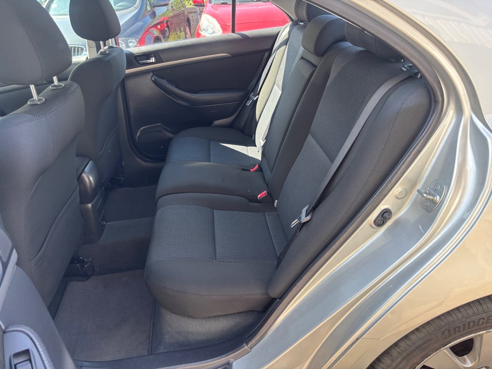 Toyota Avensis 1,8 VVT-i Terra 5d