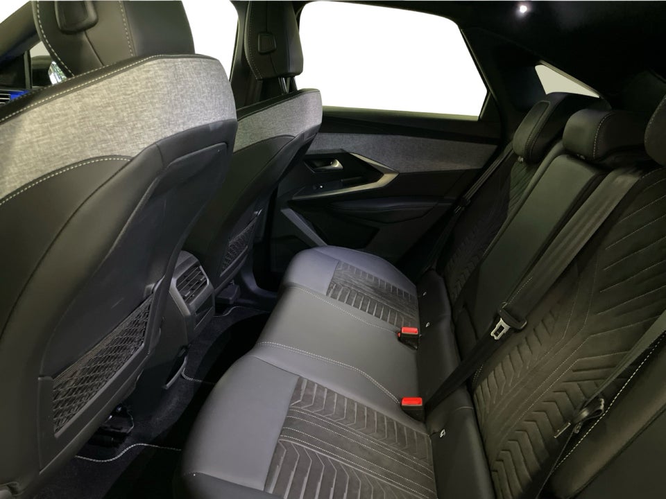 Peugeot e-3008 77 GT Pack 5d
