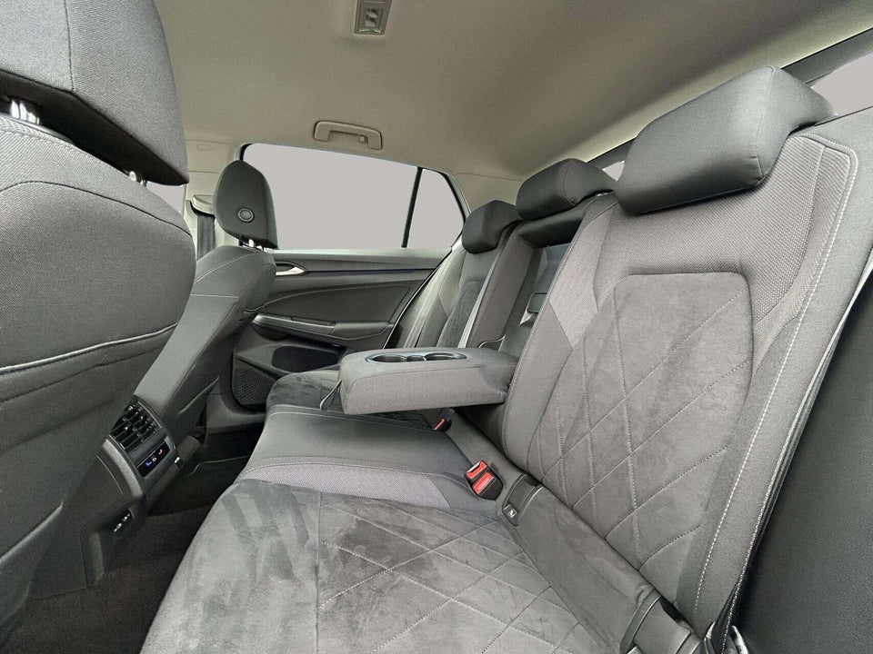 VW Golf VIII 1,4 eHybrid DSG 5d