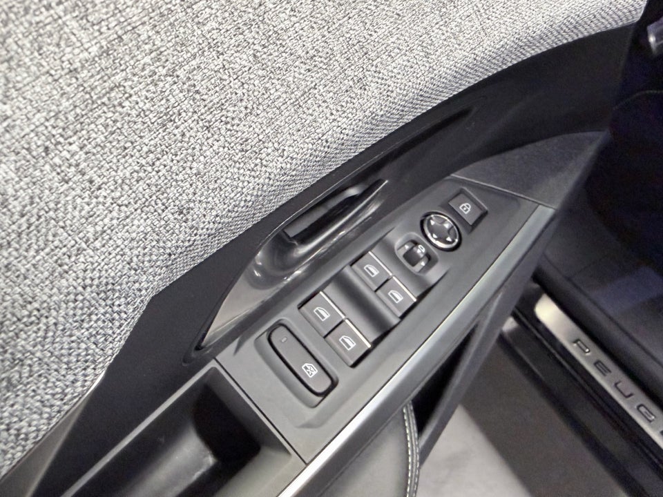 Peugeot e-3008 77 GT 5d