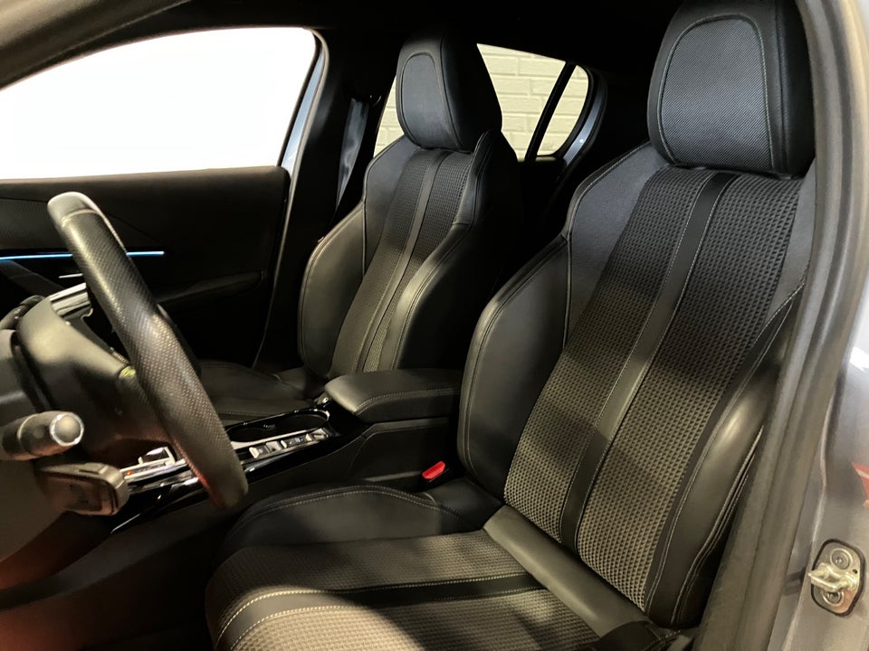 Peugeot e-208 50 GT 5d