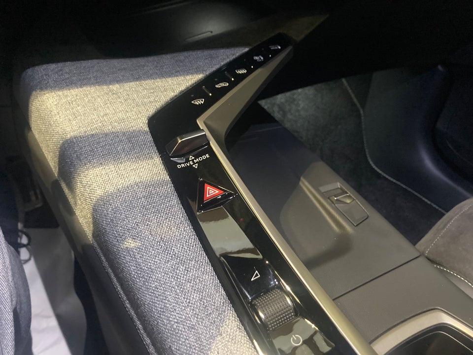 Peugeot e-3008 77 GT Pack 5d