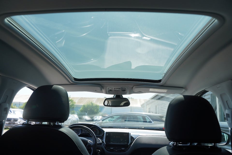 Peugeot 2008 1,2 e-THP 110 Selection Sky 5d