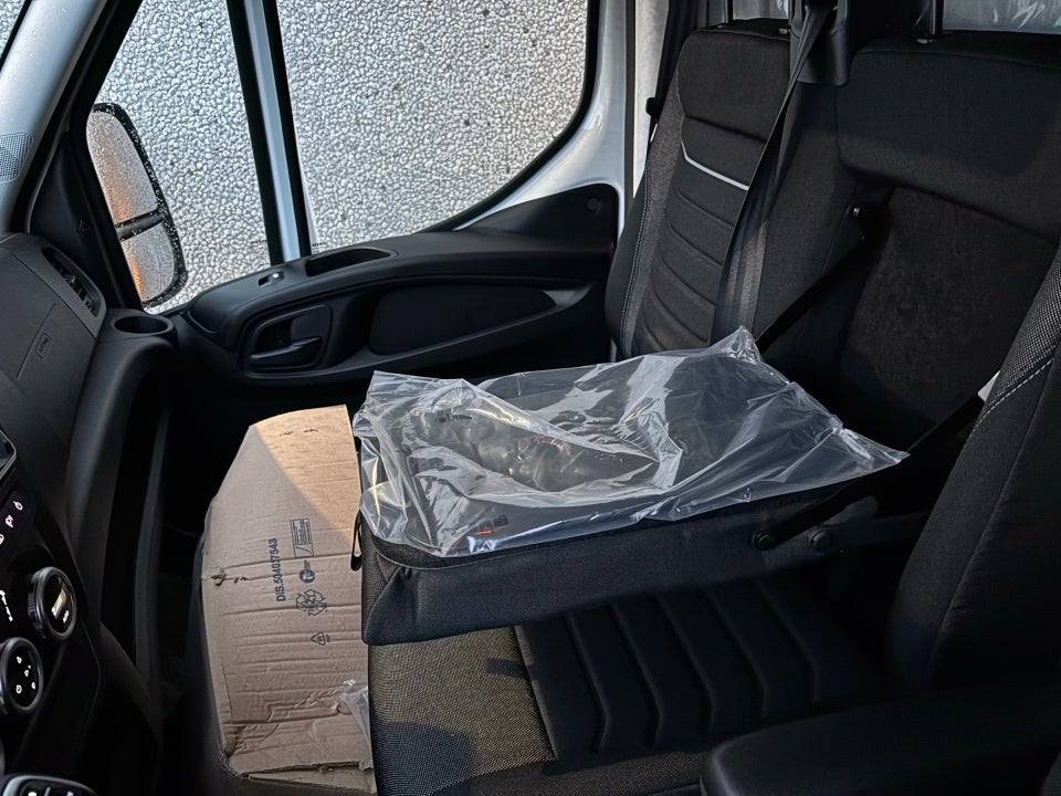 Iveco Daily 3,0 35S18 4100mm Box m/lift AG8