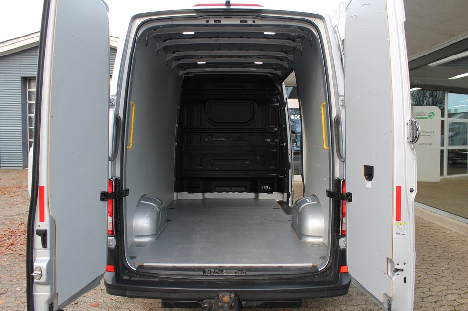 VW Crafter 35 2,0 TDi 140 Kassevogn L3H2 aut.