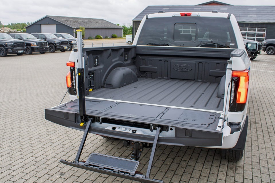 Ford F-150 131 Lightning Lariat Extended Range 4d