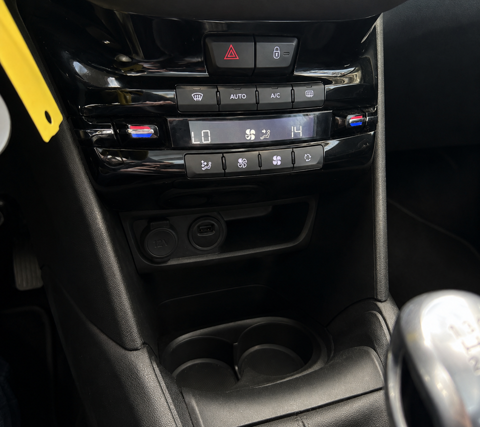 Peugeot 208 1,2 PureTech 110 Signature Sky 5d