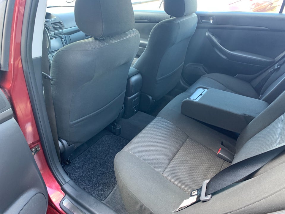 Toyota Avensis 2,0 Sol aut. 5d