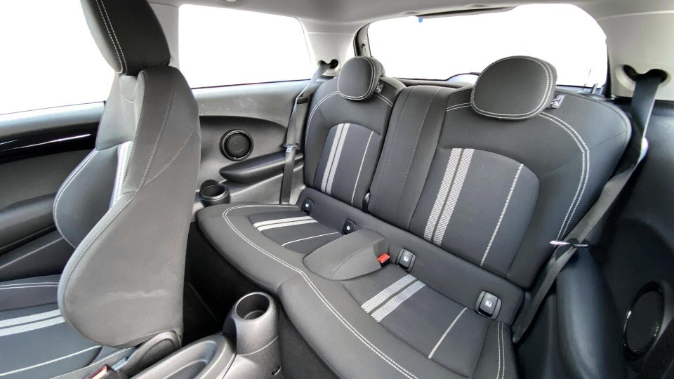 MINI Cooper SE Essential 3d