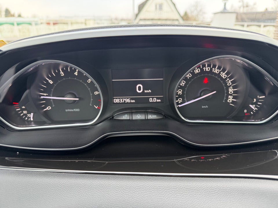 Peugeot 208 1,2 VTi Allure Sky 5d