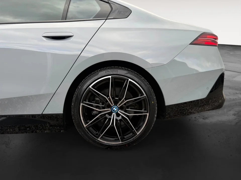 BMW i5 eDrive40 M-Sport 4d