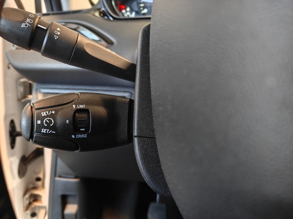 Peugeot 208 1,6 BlueHDi 100 Envy Sky 5d