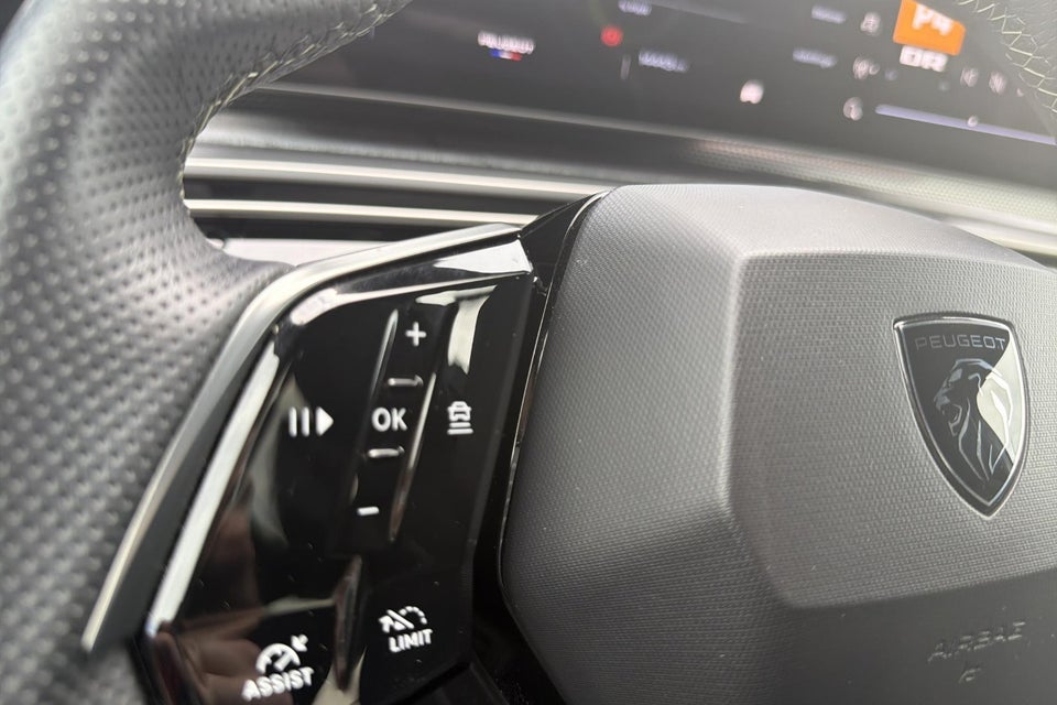 Peugeot e-3008 77 GT Pack 5d