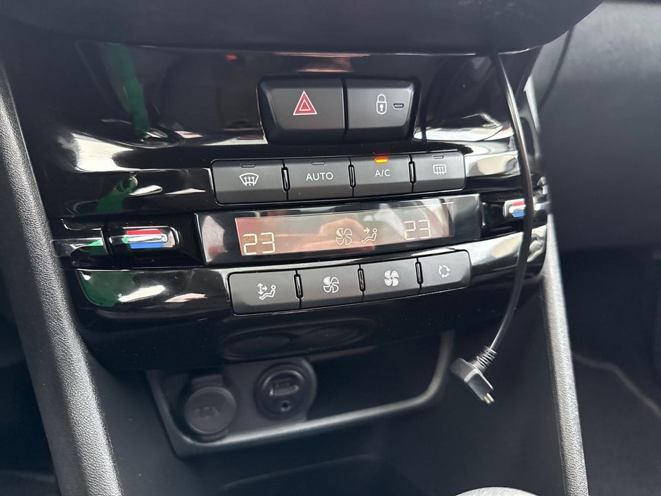 Peugeot 2008 1,2 e-THP 110 Desire Sky EAT6 5d