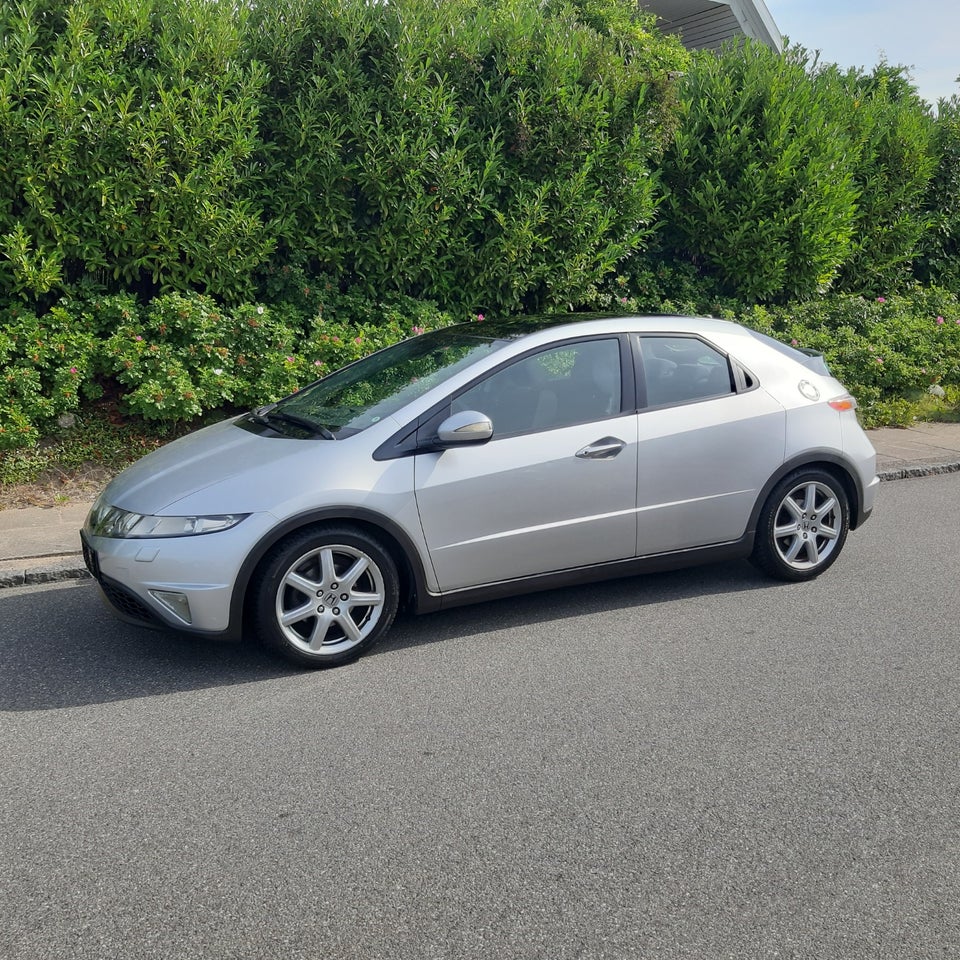 Honda Civic 1,8 Executive 5d