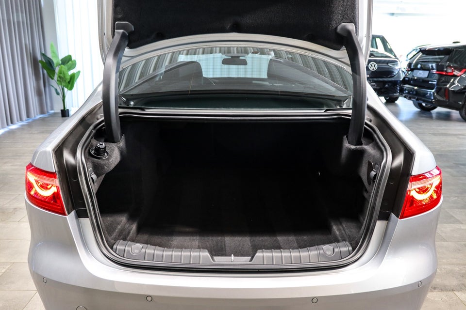 Jaguar XF 2,0 D180 Pure aut. 4d