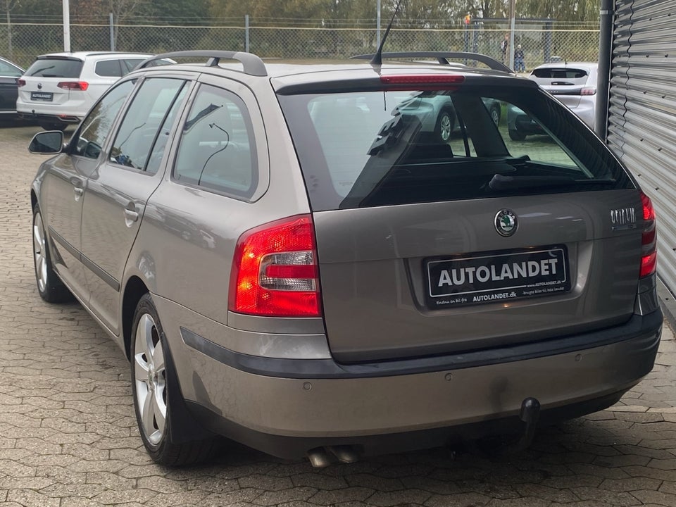 Skoda Octavia 2,0 TDi Elegance Combi 5d