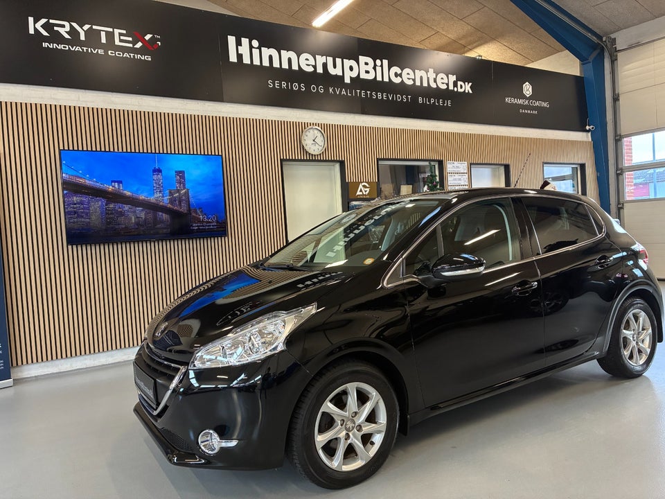 Peugeot 208 1,2 VTi Allure Sky 5d