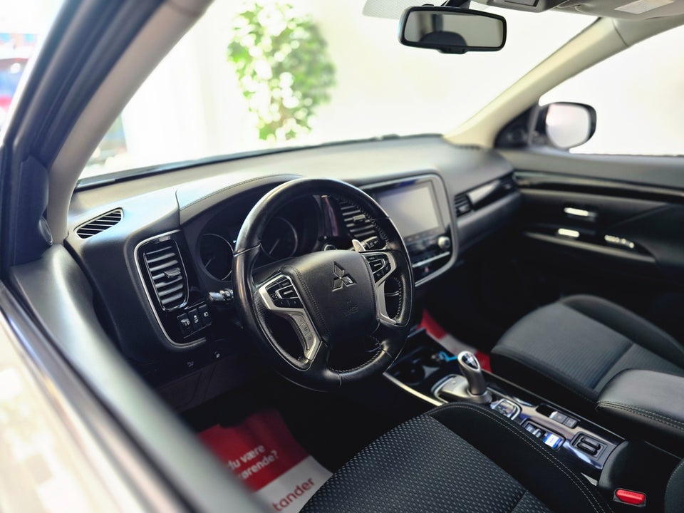 Mitsubishi Outlander 2,4 PHEV Inform+ CVT 4WD 5d