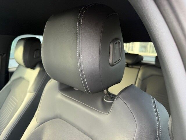 Ford Capri 82 Select Extended Range 5d